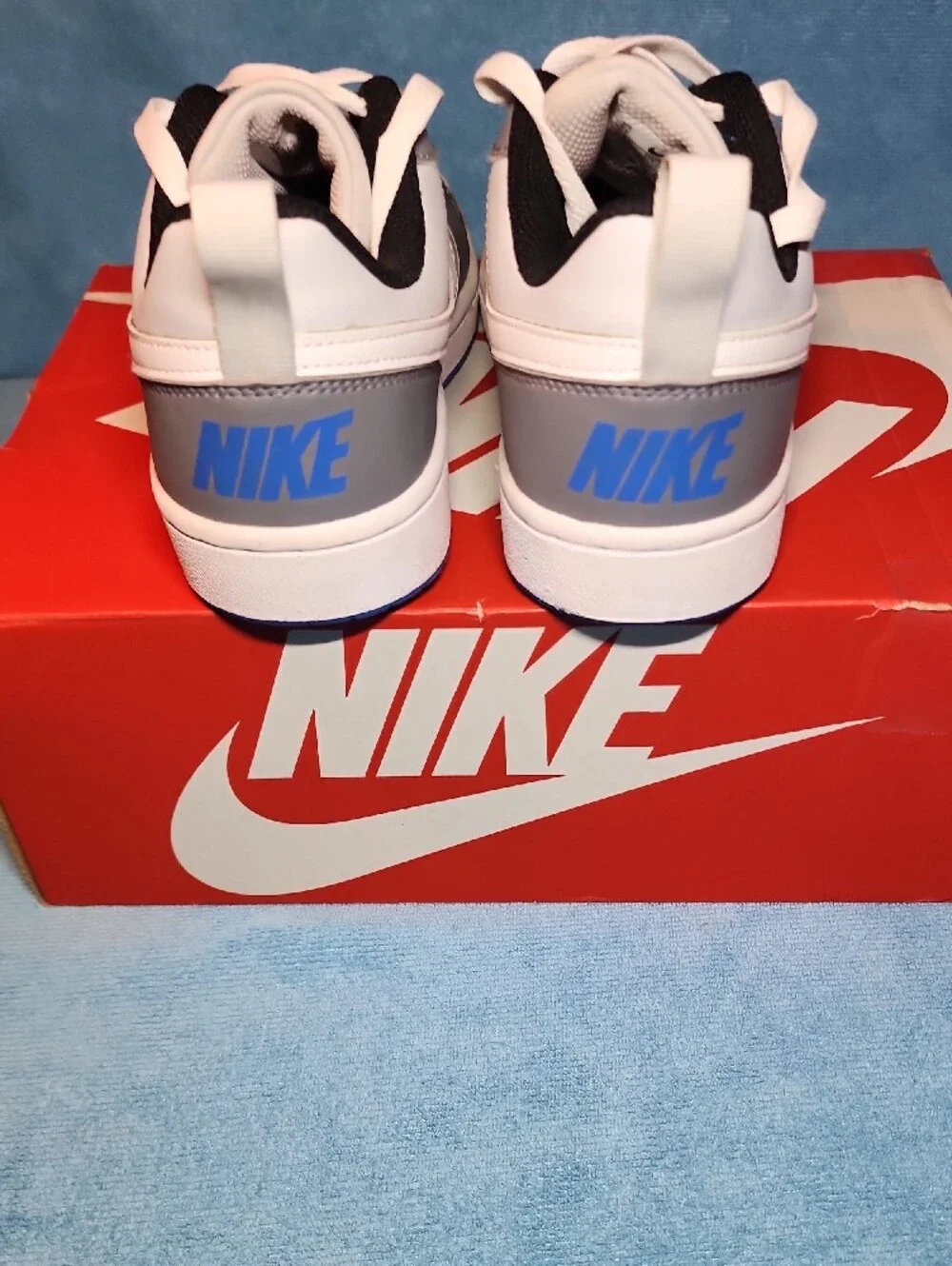 Nike COURT BOROUGH LOW RECRAFT(GS)  Kids Low-Top Sneakers in White and Gray